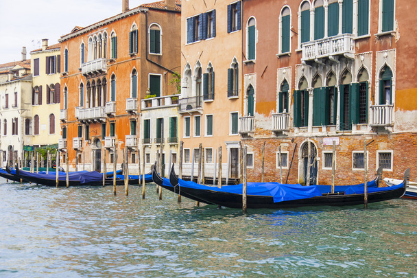 Venice, Italië - op 30 April 2015. Typisch stedelijke weergave. De kust van het Grand kanaal (Canal Grande), het huis aan de kust en gondels. Het grand kanaal is de belangrijkste vervoer slagader van Venetië en haar bekendste kanaal - Foto, afbeelding