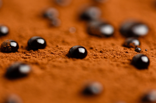 Gotas de chocolate en la superficie de polvo de cacao
 - Foto, imagen