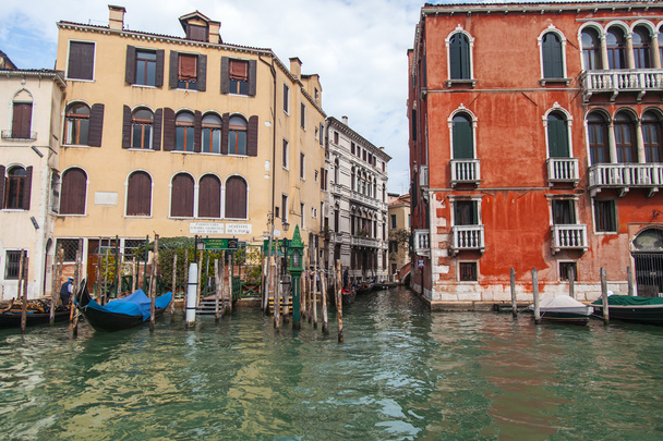 Velence, Olaszország - április 30., 2015. A kilátás egy ősi épületek a bank, a nagy csatorna (Canal Grande) építészeti együttese. A nagy csatorna a velencei csatorna - Fotó, kép