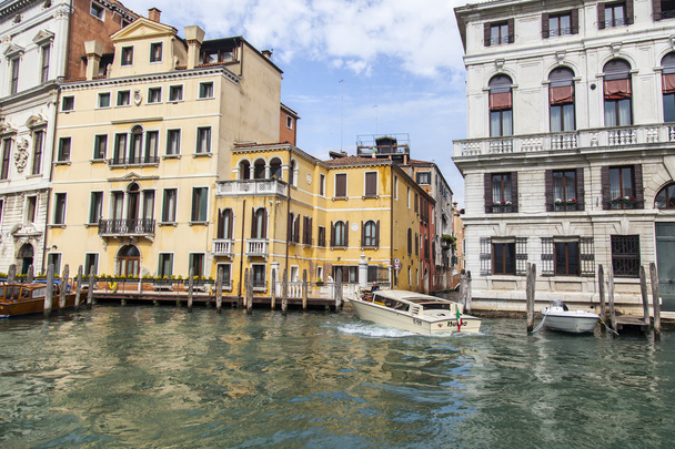 VENECIA, ITALIA - 30 DE ABRIL DE 2015. Una vista de un complejo arquitectónico de edificios antiguos en la orilla del Gran Canal (Canal Grande). El gran canal es el canal principal de Venecia
 - Foto, Imagen