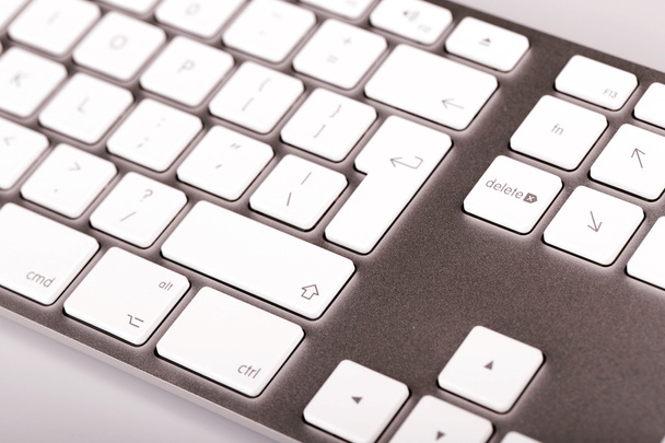 серебряная клавиатура на белом
 - Фото, изображение