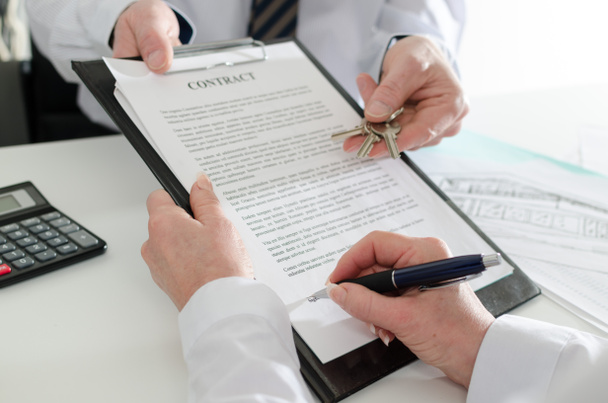 Client signant un contrat immobilier
 - Photo, image