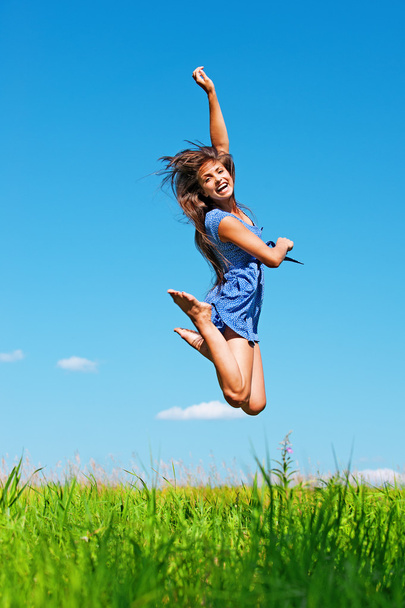 schöne junge Frau springt auf - Foto, Bild