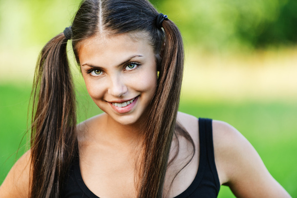 Портрет красивая молодая женщина улыбается
 - Фото, изображение