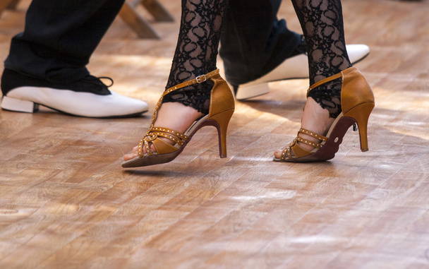 İki tango dansçılar tutku yerde  - Fotoğraf, Görsel