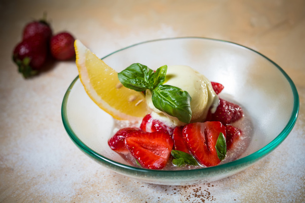 Ice cream with fresh strawberries - Photo, image
