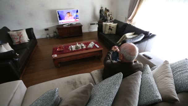 Senior Man Watching Television - Materiał filmowy, wideo