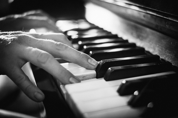 Hands of a piano player - Zdjęcie, obraz