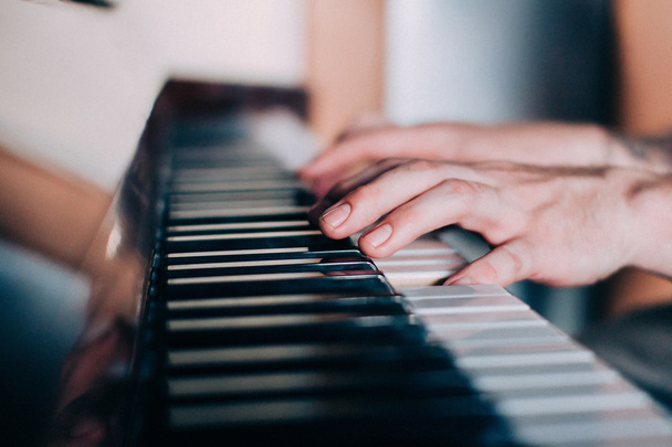 Hands of a piano player - Φωτογραφία, εικόνα