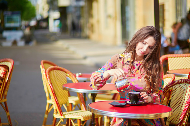 Beautiful young woman in Paris, in cafe - Фото, зображення