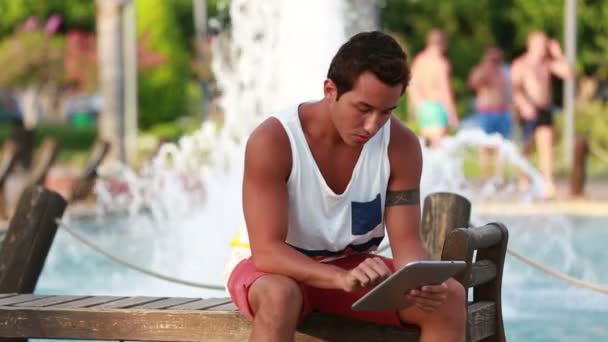 ελκυστικών νέων ανδρών που χρησιμοποιούν την ψηφιακή δισκίο - Πλάνα, βίντεο
