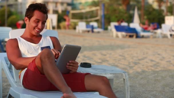 homens jovens atraentes usando tablet digital
 - Filmagem, Vídeo