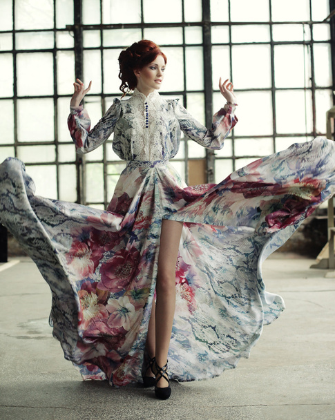 elegance žena s létající šaty v palácové místnosti - Fotografie, Obrázek