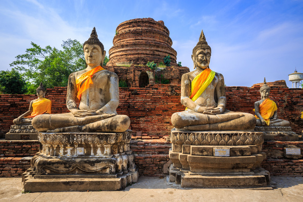 Статуи Будды в голубом небе
 - Фото, изображение