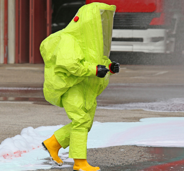 adam karşı biyolojik risk sarı koruyucu giysiler ile - Fotoğraf, Görsel