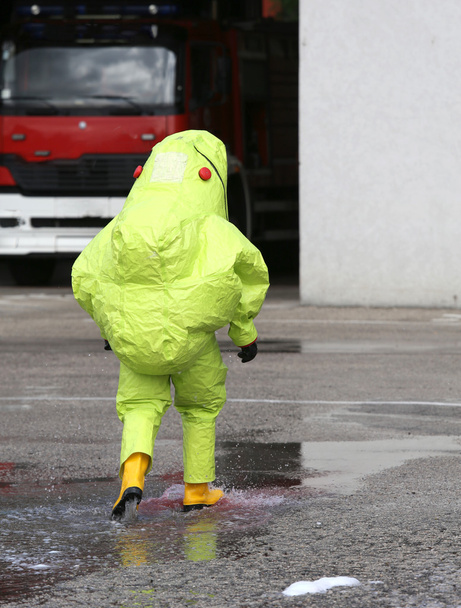 Mann mit gelbem Schutzanzug gegen biologisches Risiko - Foto, Bild