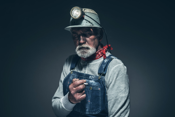 Yansıtıcı kıdemli erkek madenci - Fotoğraf, Görsel