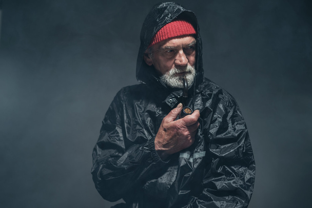 bärtiger alter Mann im Winter - Foto, Bild