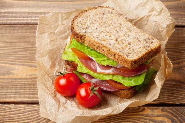 サラダ、ハムとトマトのサンドイッチ - 写真・画像