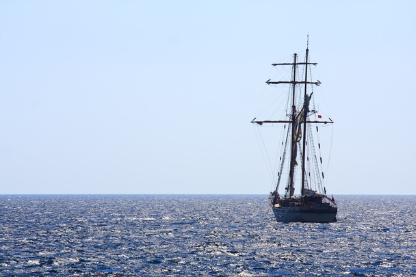 egyedül vitorlás hajó - Fotó, kép