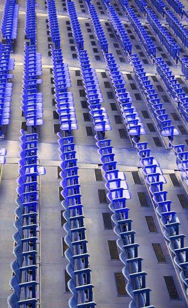 leere blaue Sitze auf den Tribünen davor - Foto, Bild