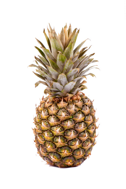 ananas geïsoleerd op witte achtergrond - Foto, afbeelding