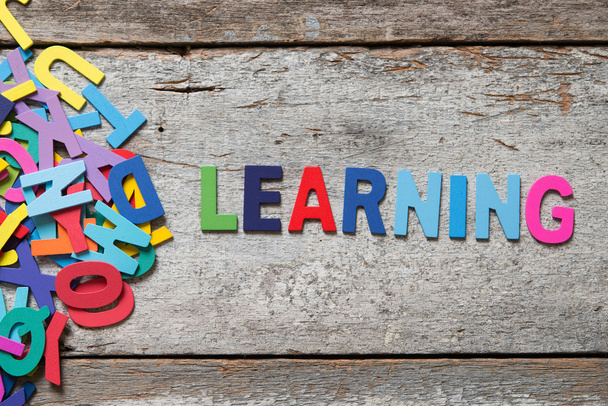 The colorful words "LEARNING" - Foto, afbeelding