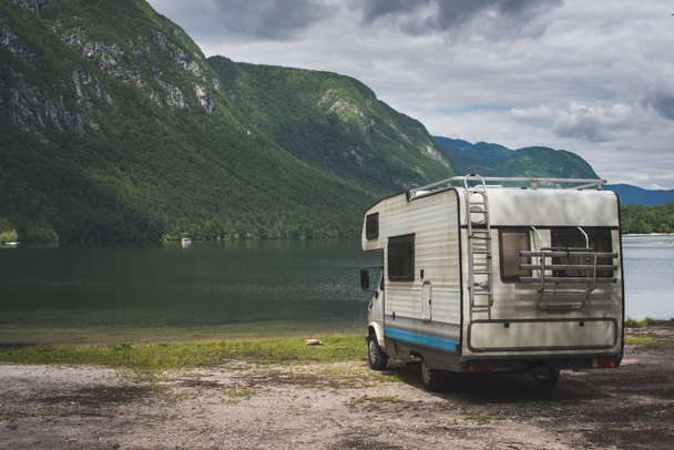 Camper van zaparkowany na plaży, krajobraz górski - Zdjęcie, obraz