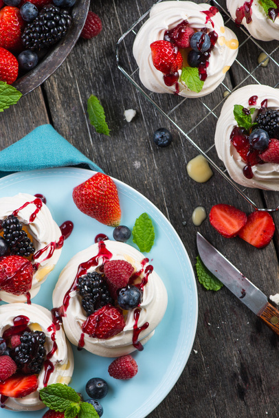 Homemade pavlova meringue with summer fresh berries - Photo, Image
