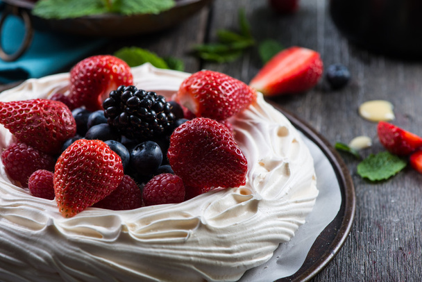 Homemade pavlova meringue with summer fresh berries - Valokuva, kuva