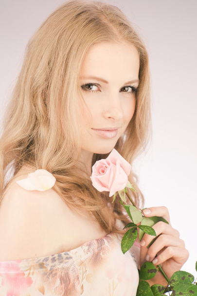 Pretty Girl with rose - Foto, afbeelding