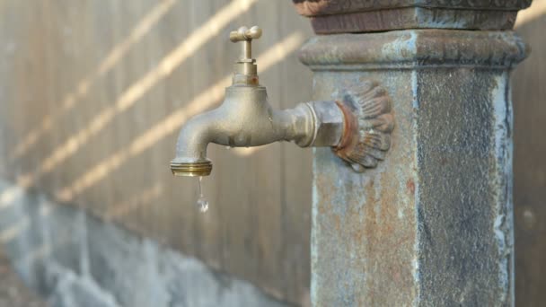 Dripping Tap Old Faucet Fountain Recursos de ahorro
 - Metraje, vídeo