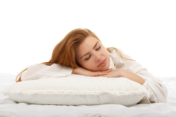 Nuori kaunis tyttö nukkuu sängyssä halaten tyynyä hänen s
 - Valokuva, kuva