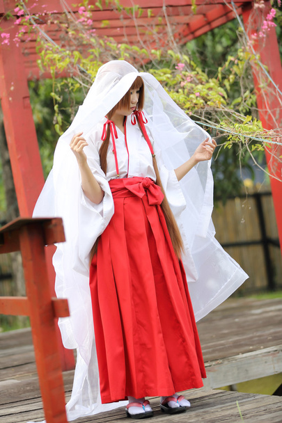 Mulheres japonesas em vestido tradicional Miko
 - Foto, Imagem