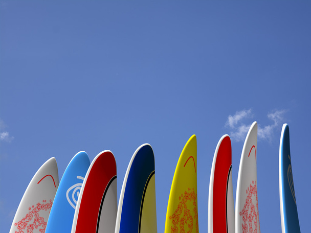 Доски для серфинга с небом позади
 - Фото, изображение
