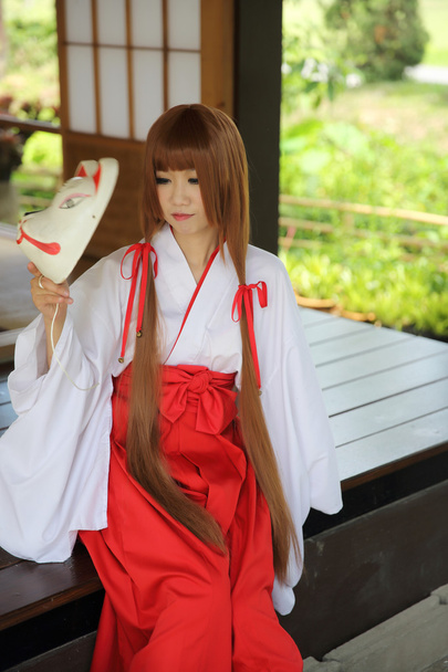 Японские женщины в традиционном платье Miko
 - Фото, изображение