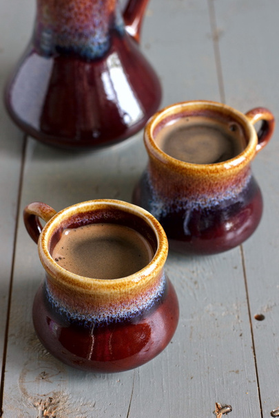 A barna és a szürke kerámia csésze fekete kávé - Fotó, kép