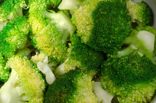 brócoli sobre fondo blanco - Foto, Imagen