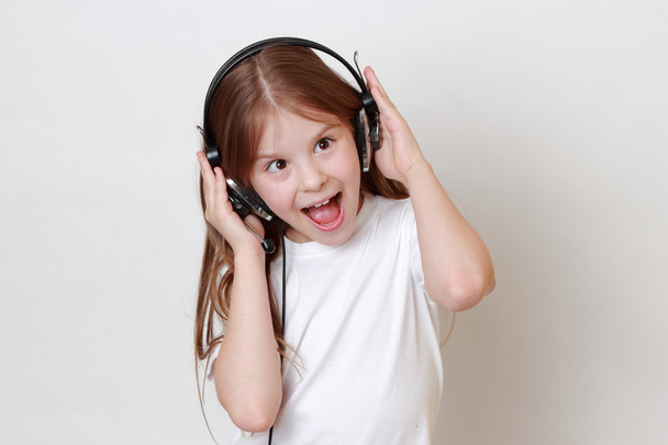 Happy kid singing - Фото, изображение