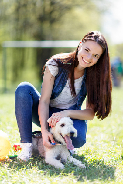 portrét krásné mladé dívky s její psy   - Fotografie, Obrázek