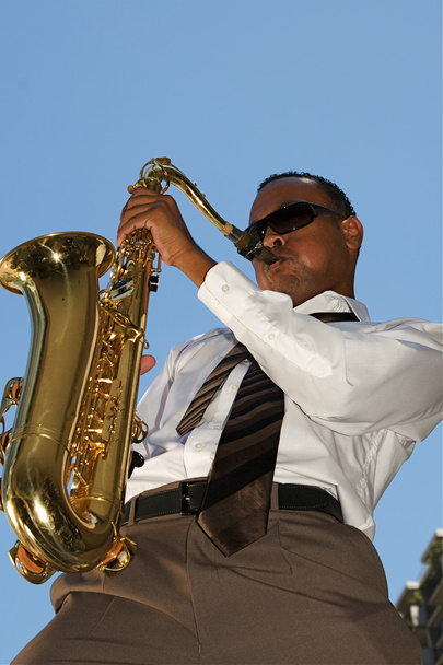 Hip jonge saxofonist - Foto, afbeelding