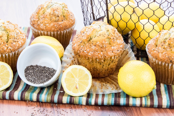 muffins de semente de papoula de limão cozido no forno fresco
 - Foto, Imagem