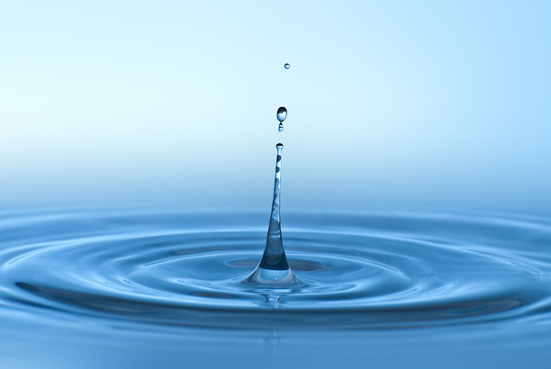 Puhdas sininen pisara vettä roiskumassa kirkkaassa vedessä. Abstrakti sininen
 - Valokuva, kuva