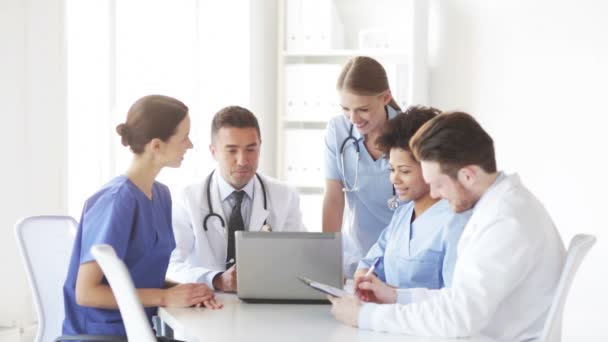 groupe de médecins avec ordinateur portable réunion à l'hôpital
 - Séquence, vidéo