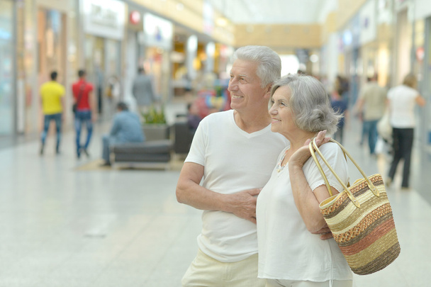 senior couple in  shopping center - Foto, afbeelding