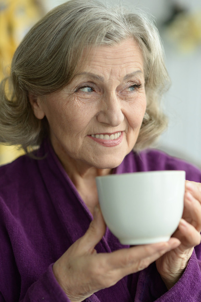 Mulher sênior com xícara de café
 - Foto, Imagem