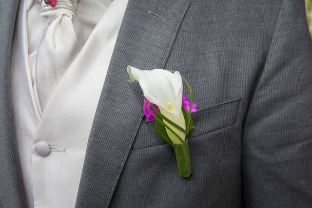 特別な日に新郎のジャケットの花: 結婚式 - 写真・画像