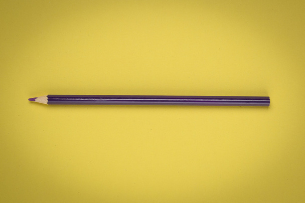 sárga papíron lila ceruza - Fotó, kép