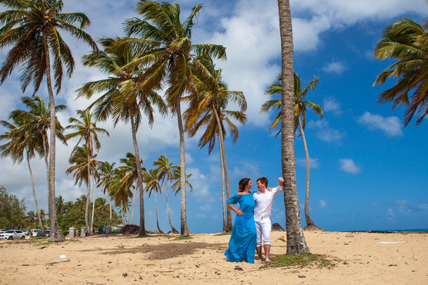 Beach couple walking on romantic travel. - Valokuva, kuva