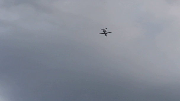 Σιλουέτα του ένα αεροπλάνο που απογειώνεται - Πλάνα, βίντεο